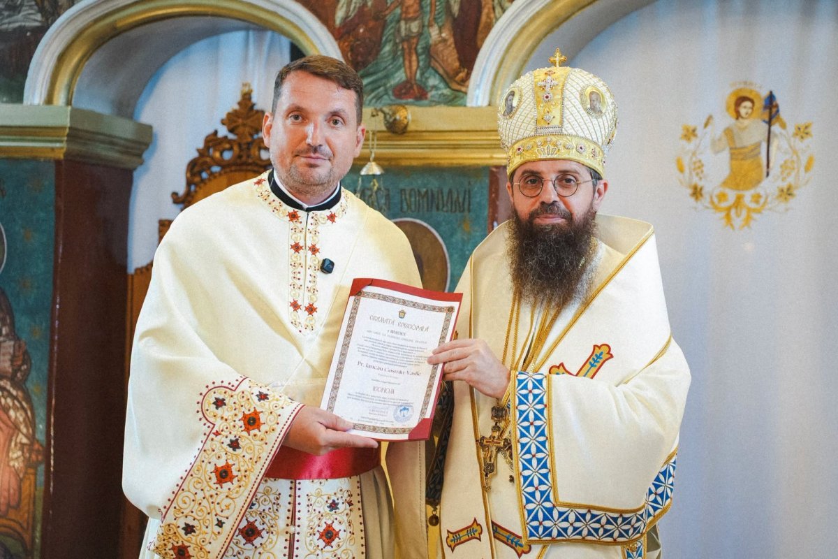 Sfințirea noului iconostas și binecuvântarea capelei mortuare din Parohia Popteleac, Sălaj 369187