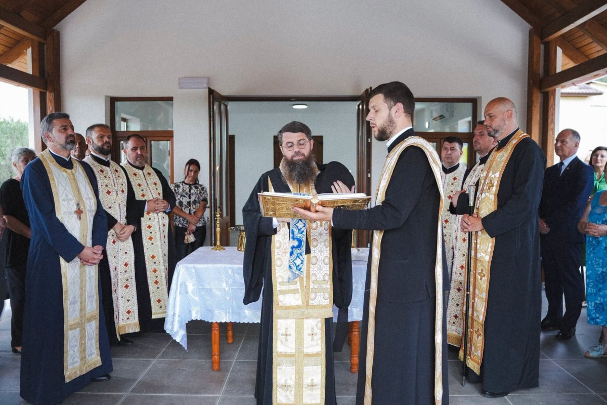 Sfințirea noului iconostas și binecuvântarea capelei mortuare din Parohia Popteleac, Sălaj 369188