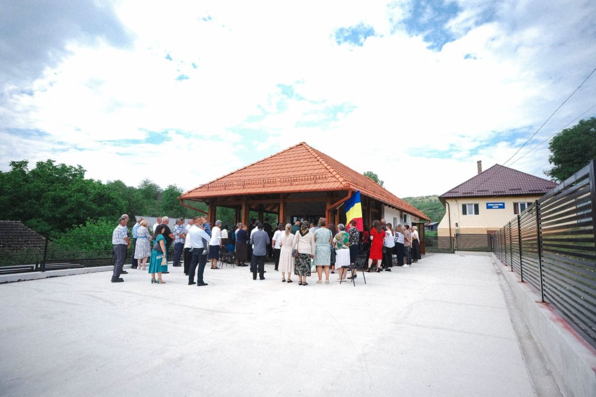 Sfințirea noului iconostas și binecuvântarea capelei mortuare din Parohia Popteleac, Sălaj 369189