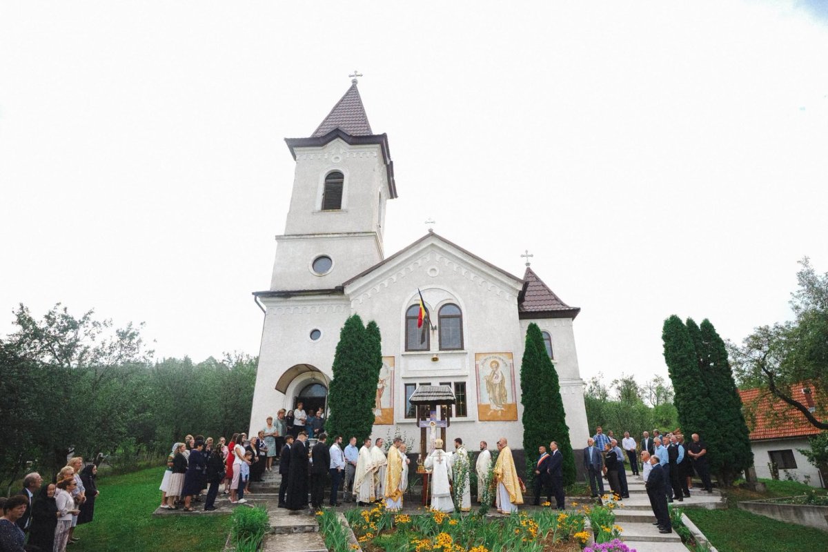 Sfințirea noului iconostas și binecuvântarea capelei mortuare din Parohia Popteleac, Sălaj 369190