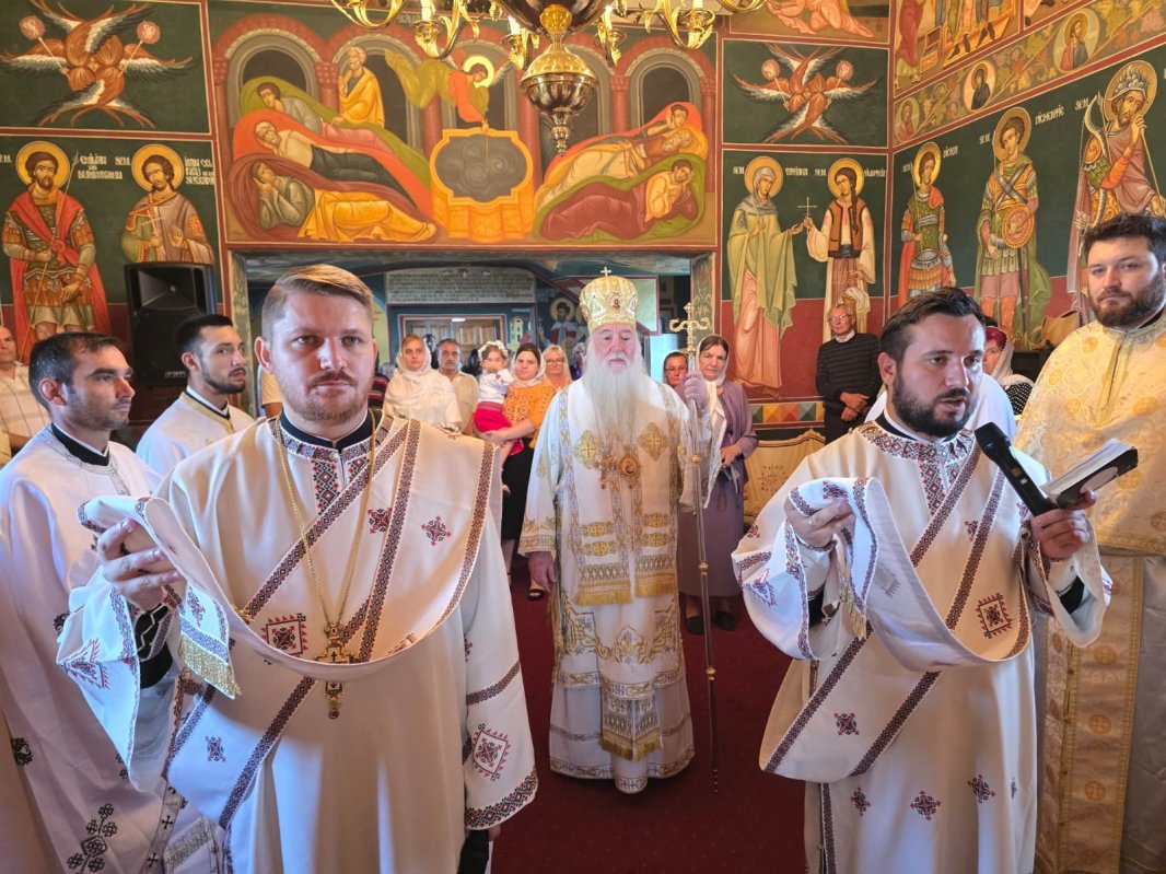 Hramul unei biserici mehedinţene 369255