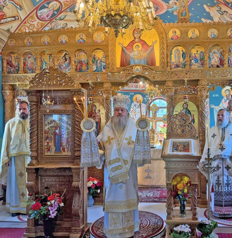 Binecuvântare arhierească într‑o comunitate prahoveană 369357