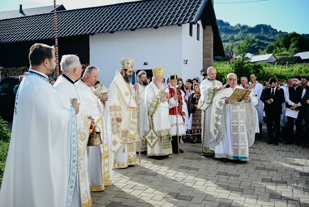 Biserica „Nașterea Maicii Domnului” din Parva a fost sfinţită de doi ierarhi 369474
