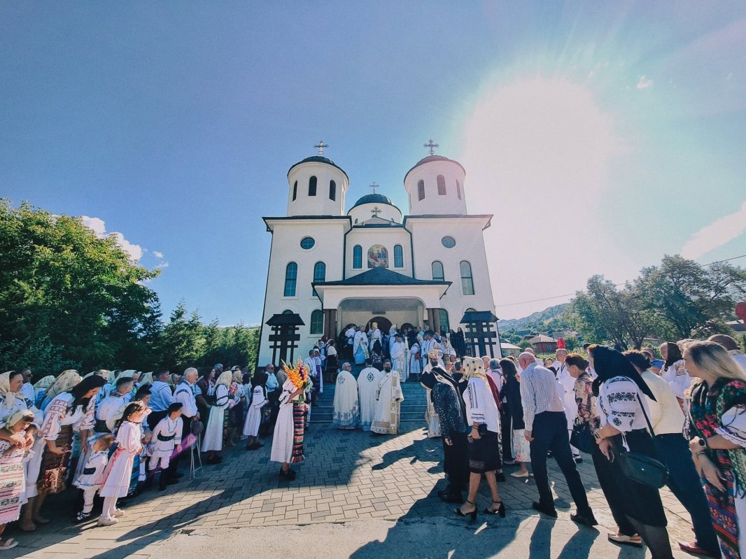 Biserica „Nașterea Maicii Domnului” din Parva a fost sfinţită de doi ierarhi 369475