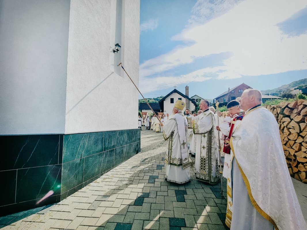 Biserica „Nașterea Maicii Domnului” din Parva a fost sfinţită de doi ierarhi 369476