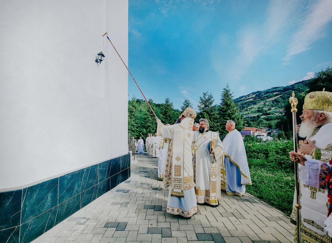 Biserica „Nașterea Maicii Domnului” din Parva a fost sfinţită de doi ierarhi 369477