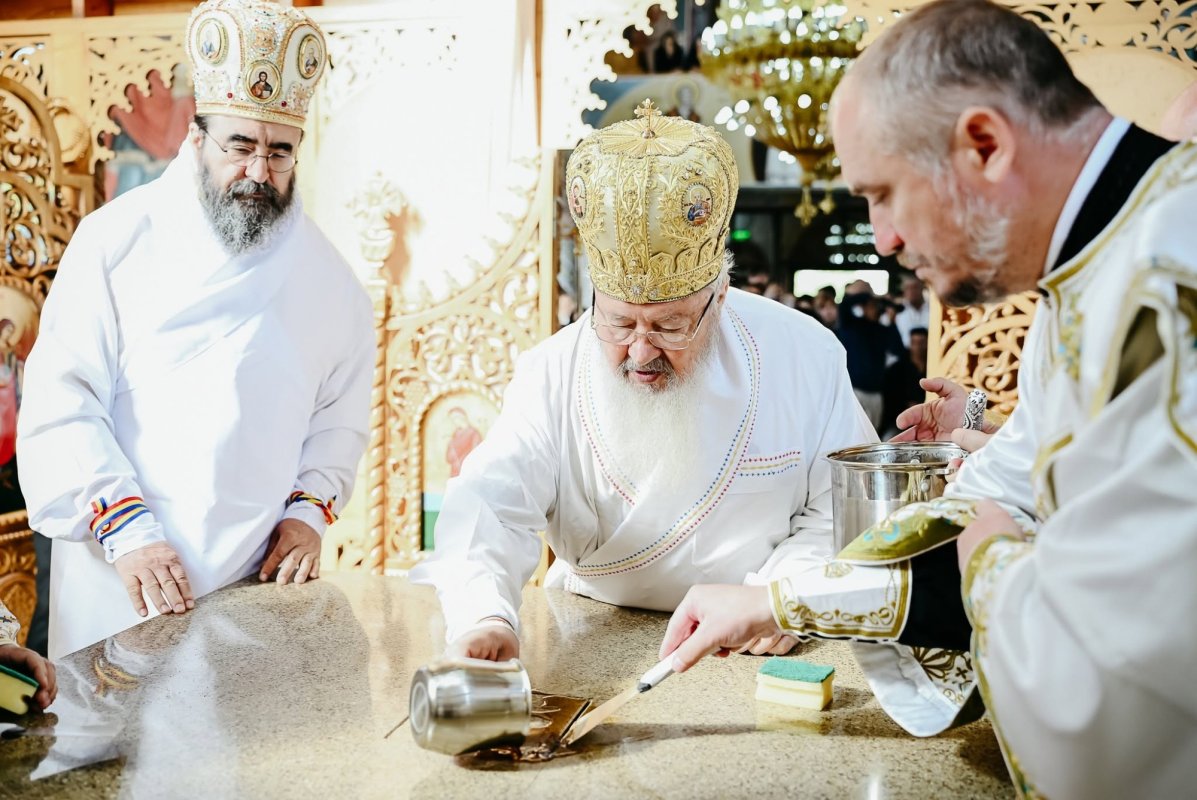 Biserica „Nașterea Maicii Domnului” din Parva a fost sfinţită de doi ierarhi 369478