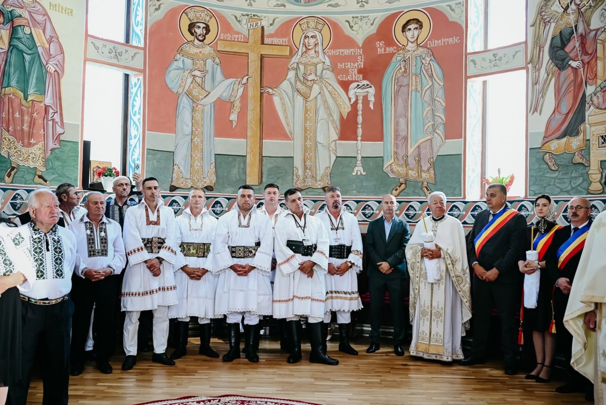 Biserica „Nașterea Maicii Domnului” din Parva a fost sfinţită de doi ierarhi 369479