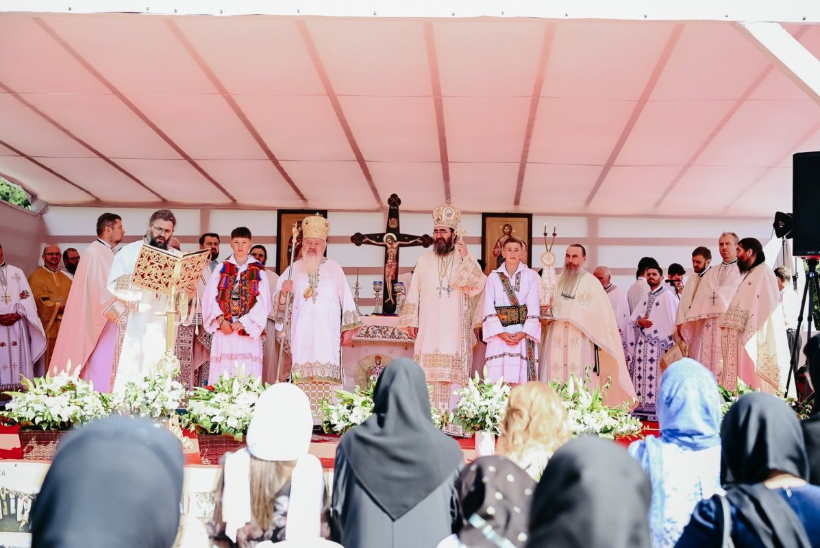 Biserica „Nașterea Maicii Domnului” din Parva a fost sfinţită de doi ierarhi 369480