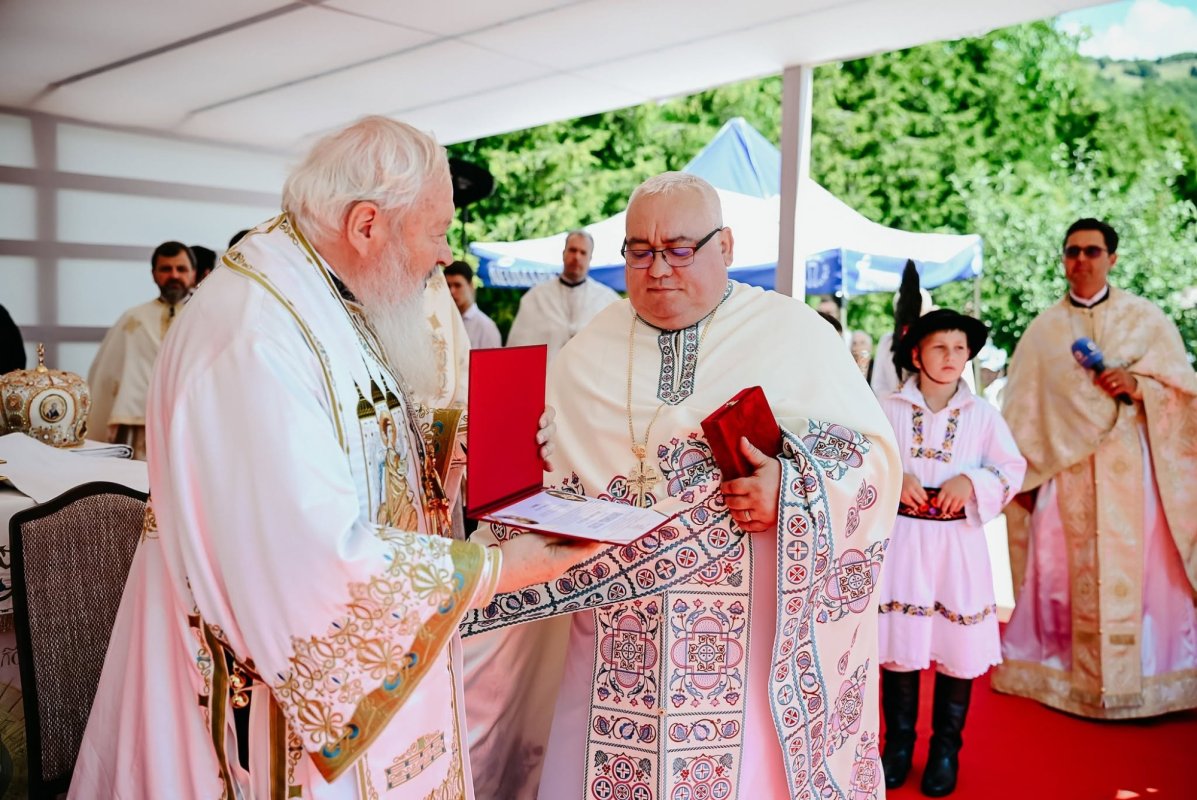 Biserica „Nașterea Maicii Domnului” din Parva a fost sfinţită de doi ierarhi 369481