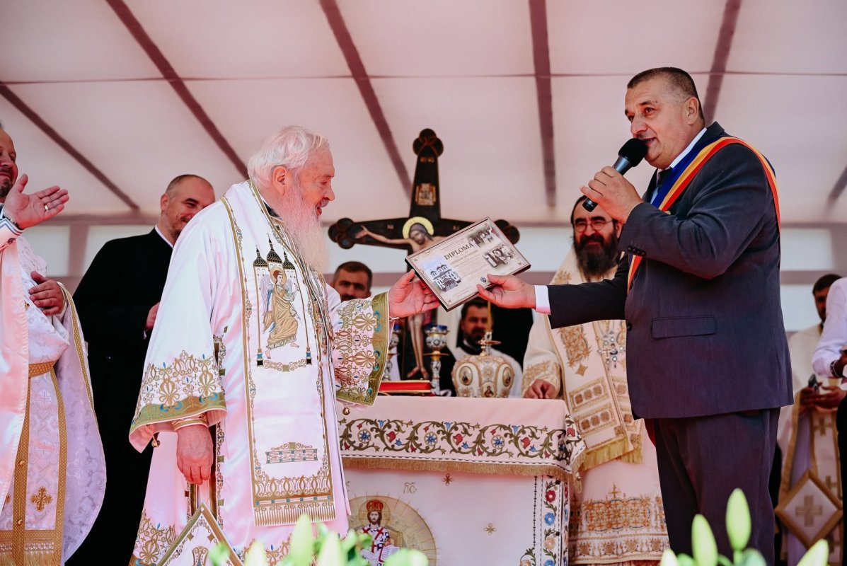 Biserica „Nașterea Maicii Domnului” din Parva a fost sfinţită de doi ierarhi 369482