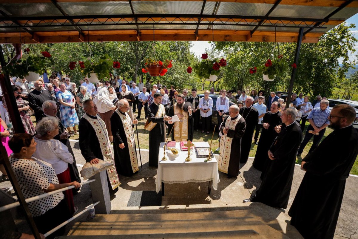 Liturghie arhierească și binecuvântarea casei parohiale din Parohia Poienița, Sălaj 369484