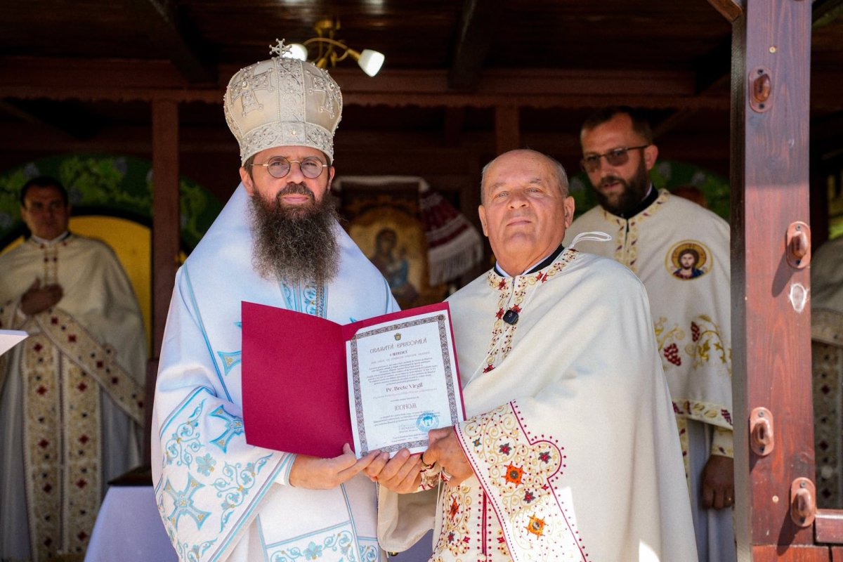Liturghie arhierească și binecuvântarea casei parohiale din Parohia Poienița, Sălaj 369486