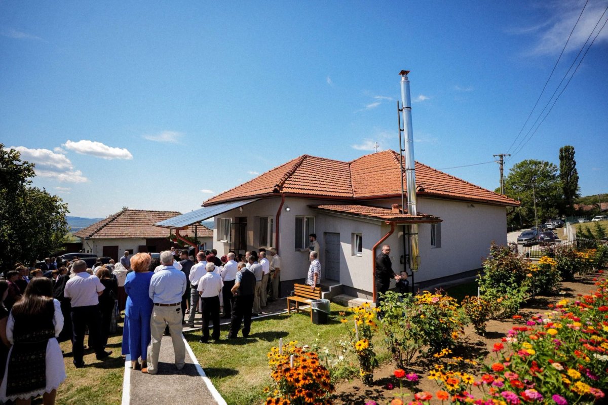 Liturghie arhierească și binecuvântarea casei parohiale din Parohia Poienița, Sălaj 369487