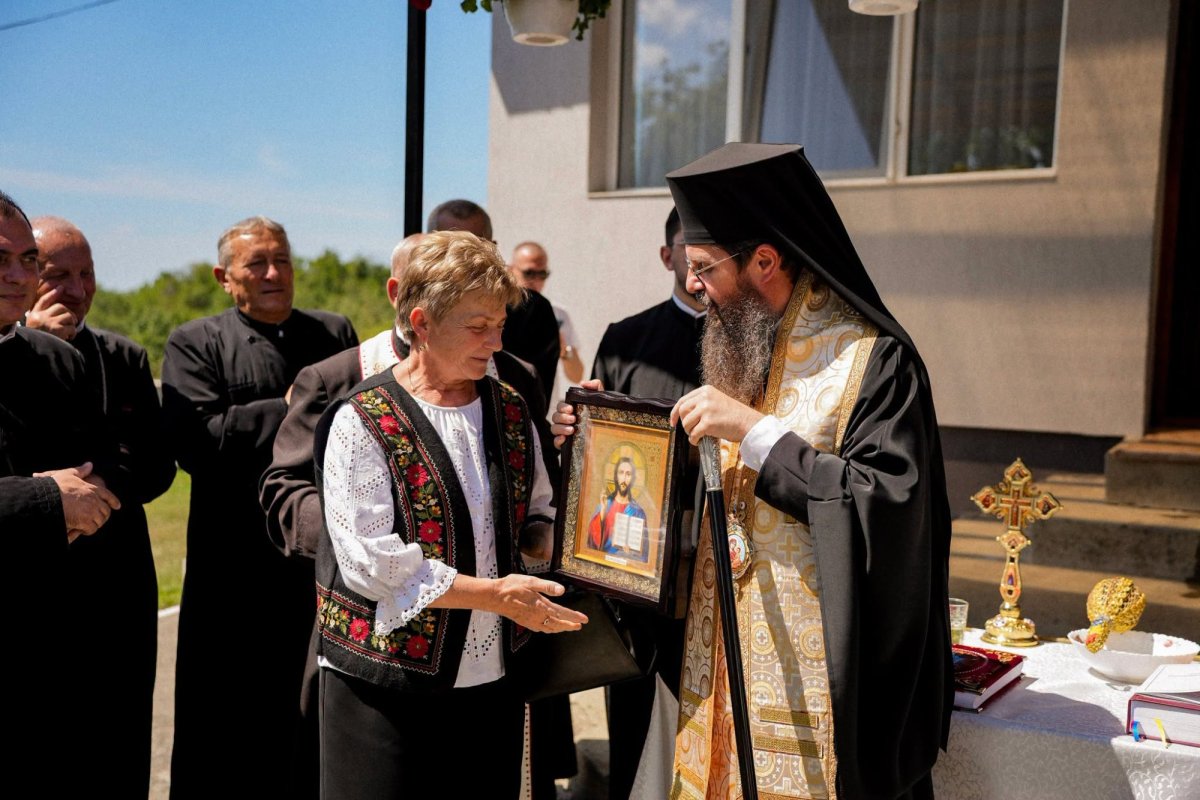 Liturghie arhierească și binecuvântarea casei parohiale din Parohia Poienița, Sălaj 369488
