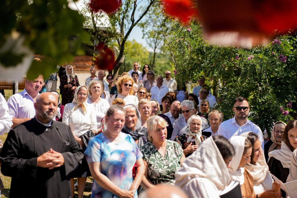 Liturghie arhierească și binecuvântarea casei parohiale din Parohia Poienița, Sălaj 369489