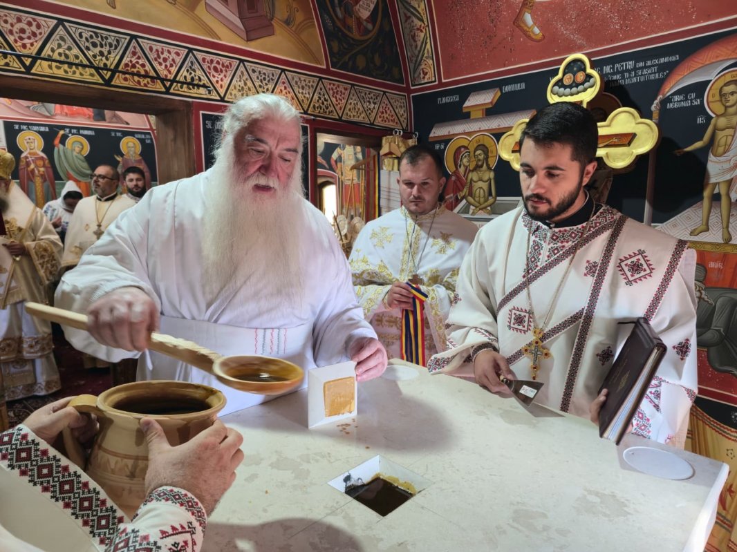 Sfinţirea unei biserici din judeţul Mehedinţi 369529
