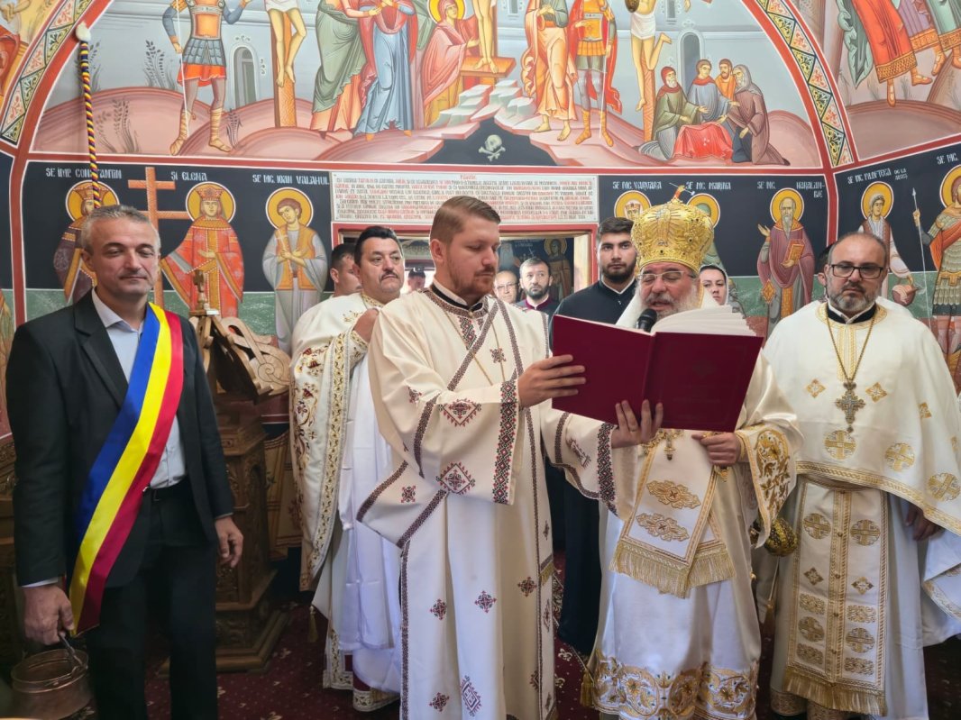Sfinţirea unei biserici din judeţul Mehedinţi 369530