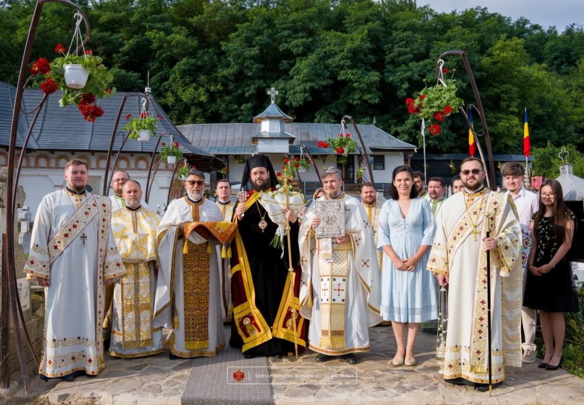 Liturghie arhierească baptismală în Parohia „Crucea de Piatră” din Onești 369617
