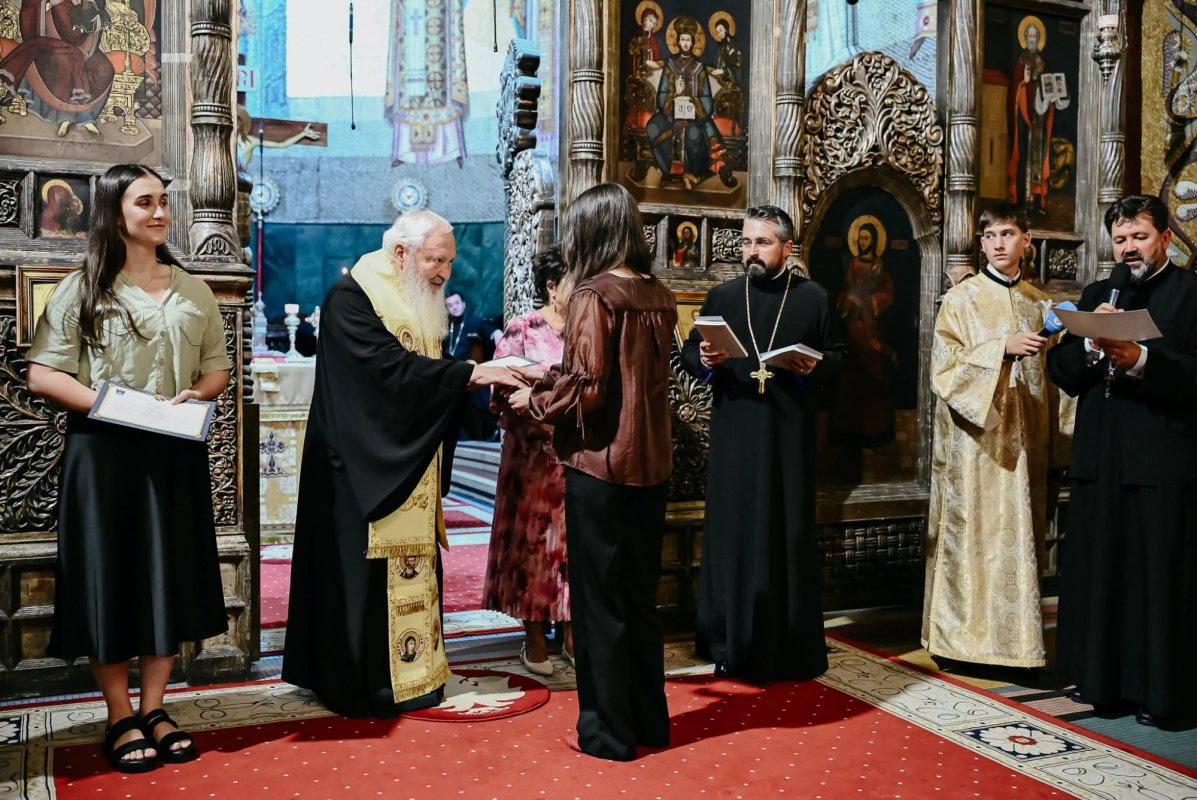 Premii pentru absolvenţii de liceu cu nota 10 la bacalaureat din județul Cluj 369596