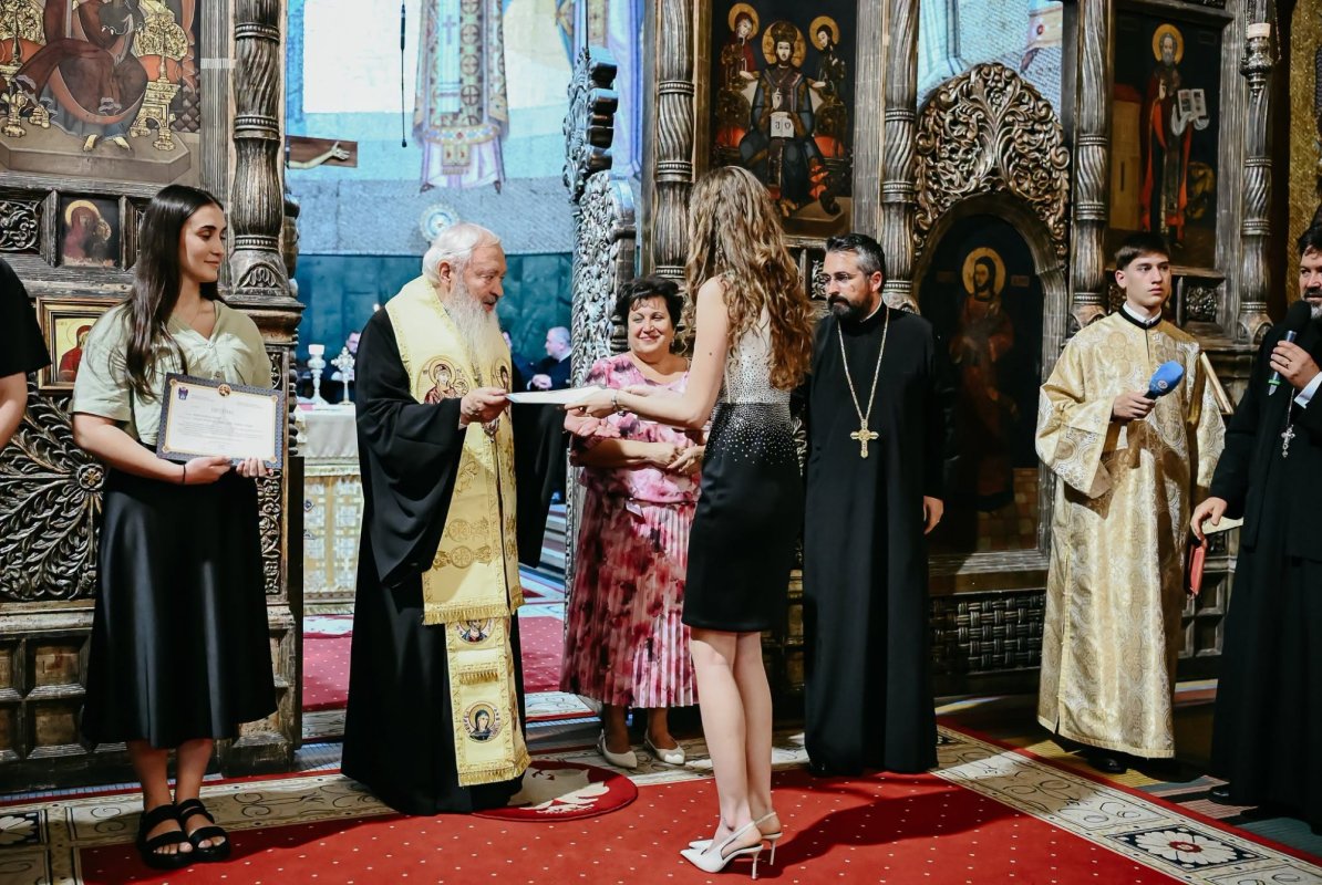 Premii pentru absolvenţii de liceu cu nota 10 la bacalaureat din județul Cluj 369597