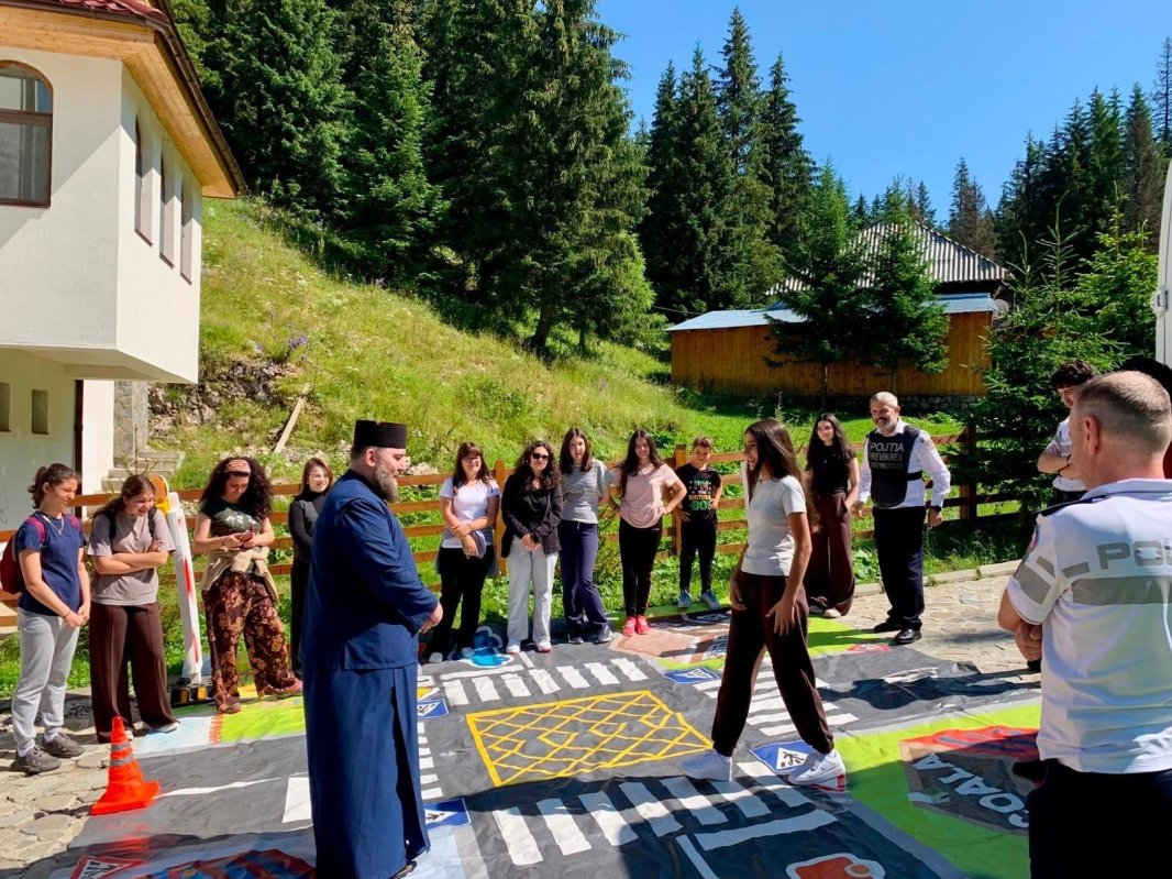 Programe misionare pentru tineri din Arhiepiscopia Târgoviştei 369620