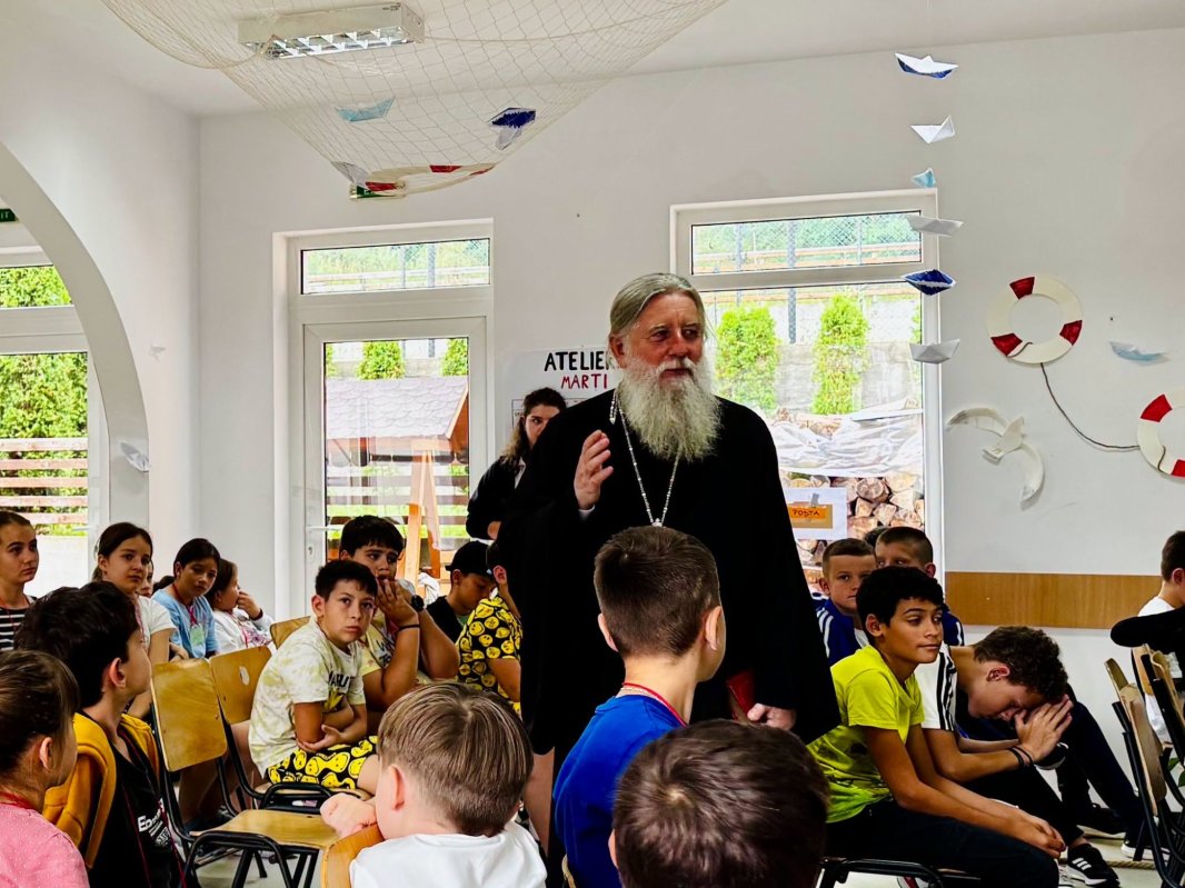 Binecuvântare arhierească pentru copii și tineri din taberele de vară  369657