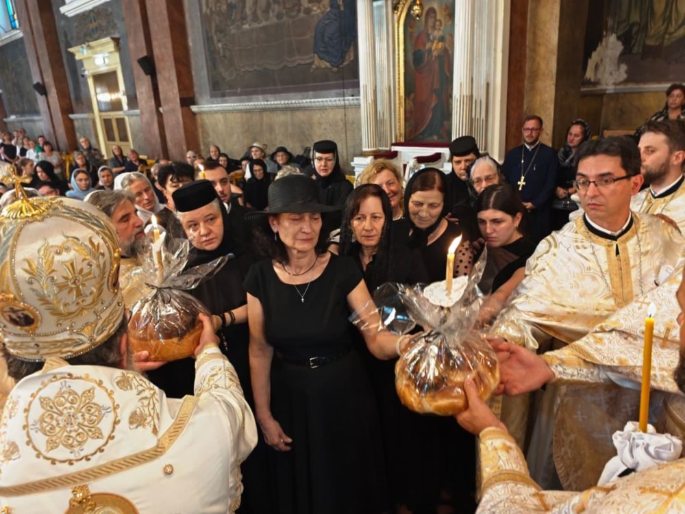 Pomenirea arhiereului Emilian Nica la Catedrala istorică din Arad 369735