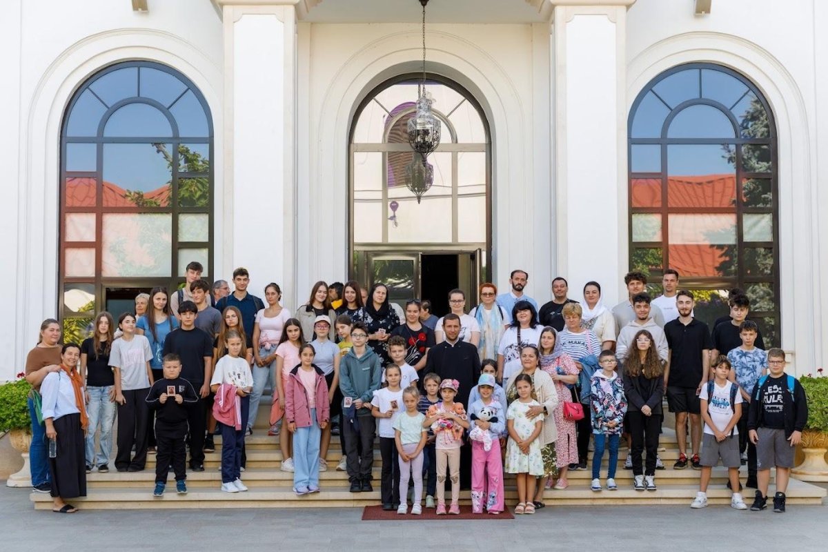 Tineri dâmboviţeni la locuri de rugăciune din Eparhia Bucureştilor 369703
