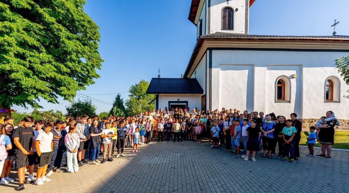 Tineri din opt parohii au participat la o nouă ediție a proiectului „F.A.R. - de la întuneric spre Lumină!” 369788
