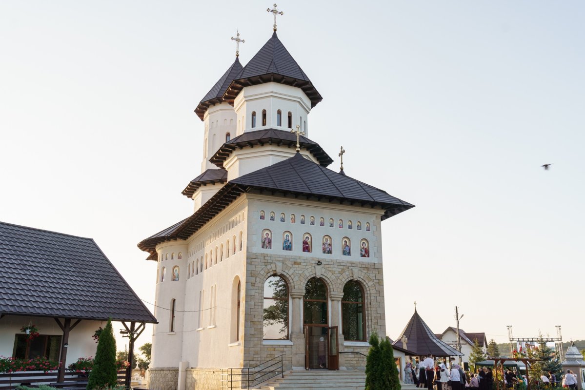 Resfințirea bisericii Parohiei Rădeni 369852