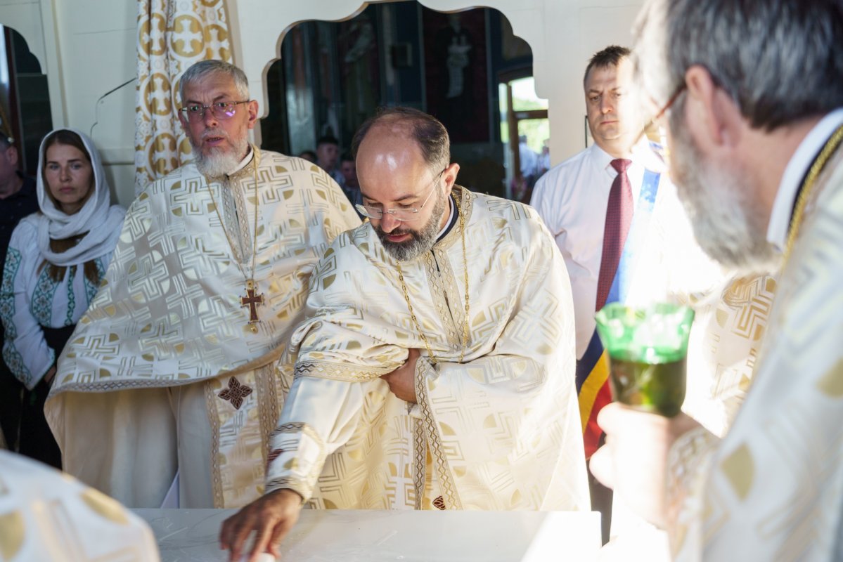 Resfințirea bisericii Parohiei Rădeni 369859