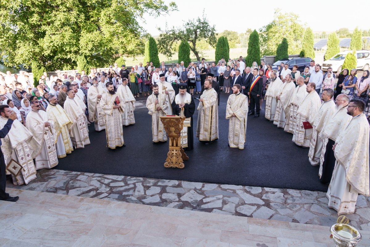 Resfințirea bisericii Parohiei Rădeni 369873