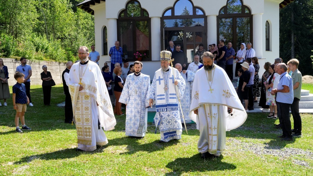 Liturghie arhierească la Schitul „Schimbarea la Faţă a Domnului” din Păltiniş 369877