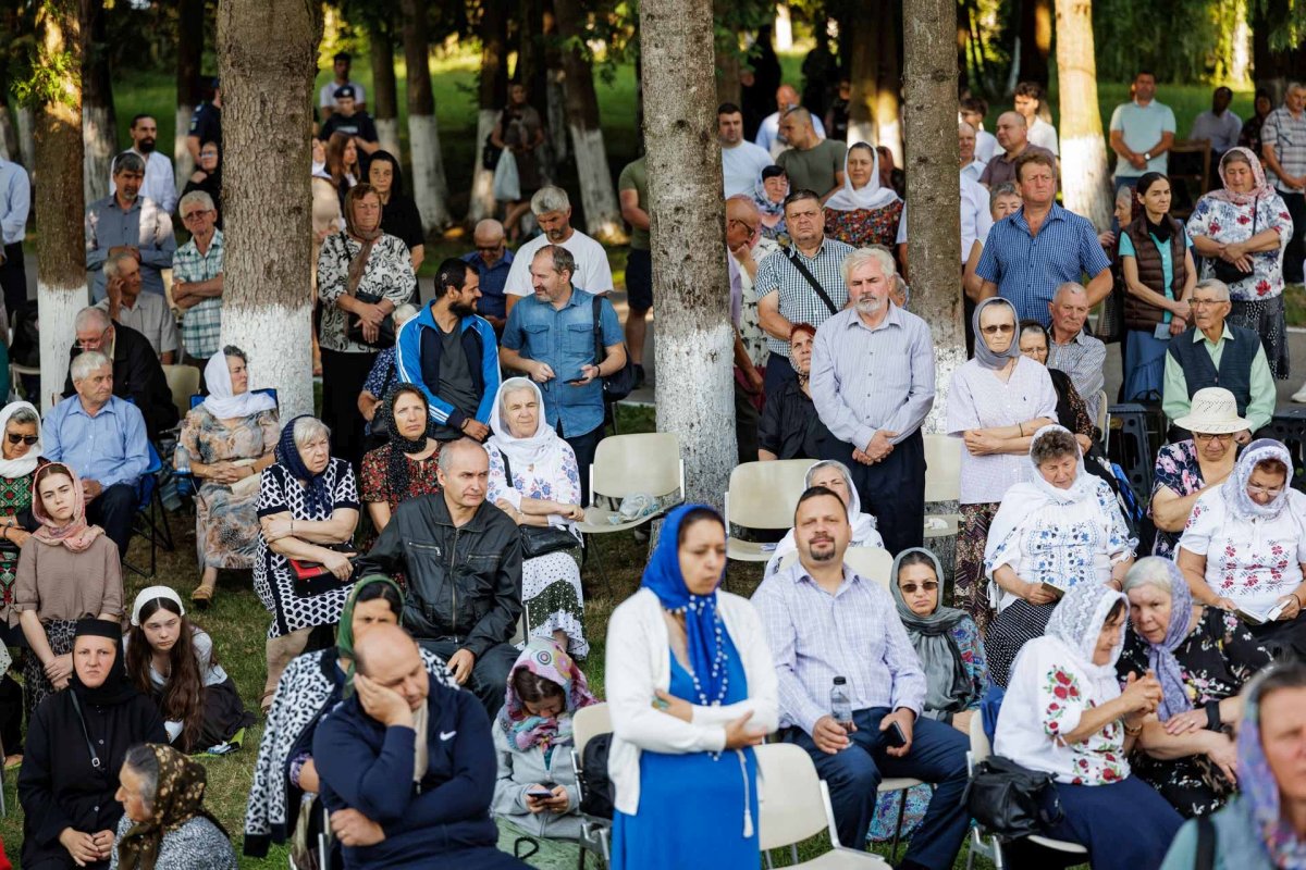 Prinos de cinstire Sfântului Ioan Iacob din locuri nemţene 370104