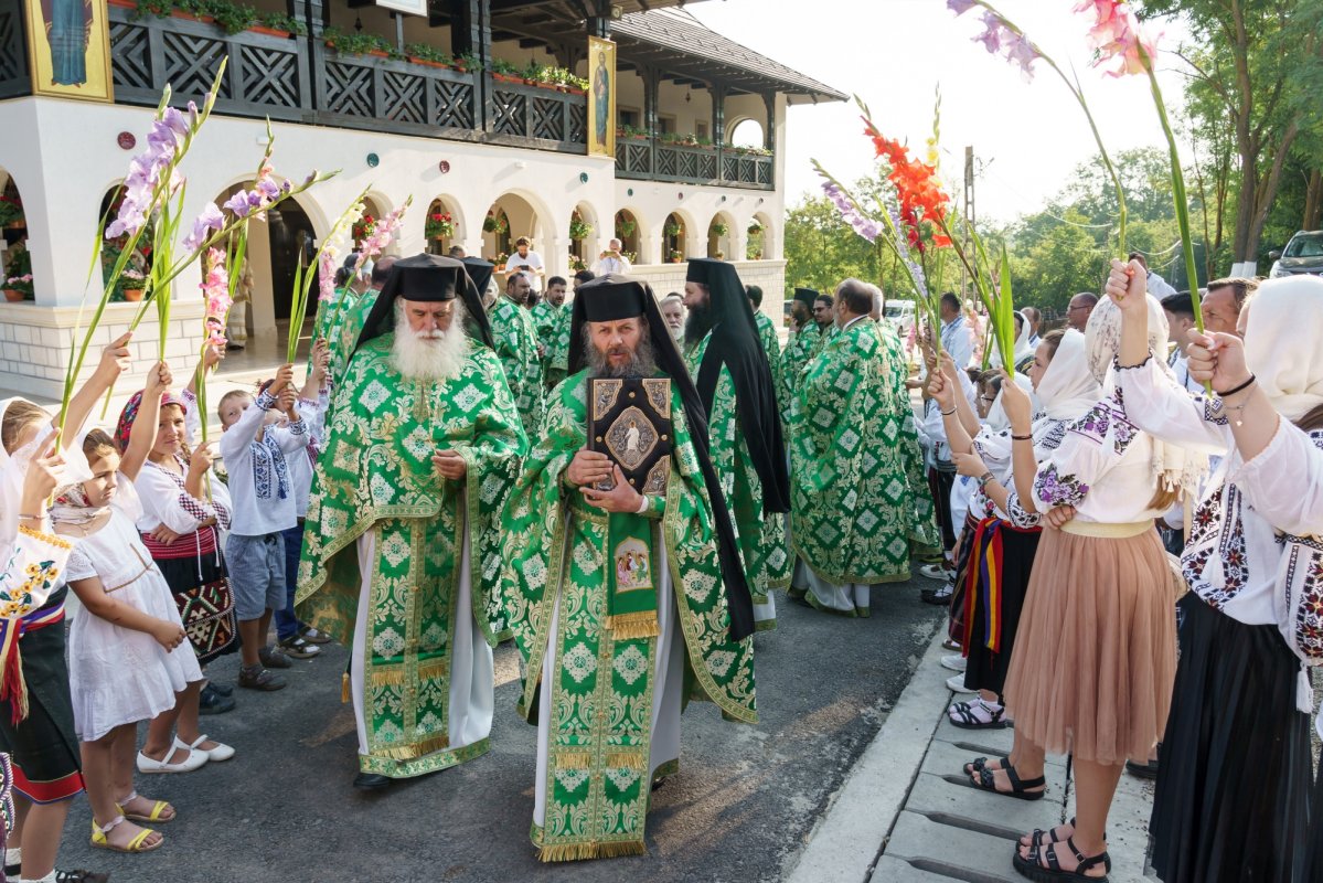 Sfântul Ioan Iacob, sărbătorit la el acasă 370128