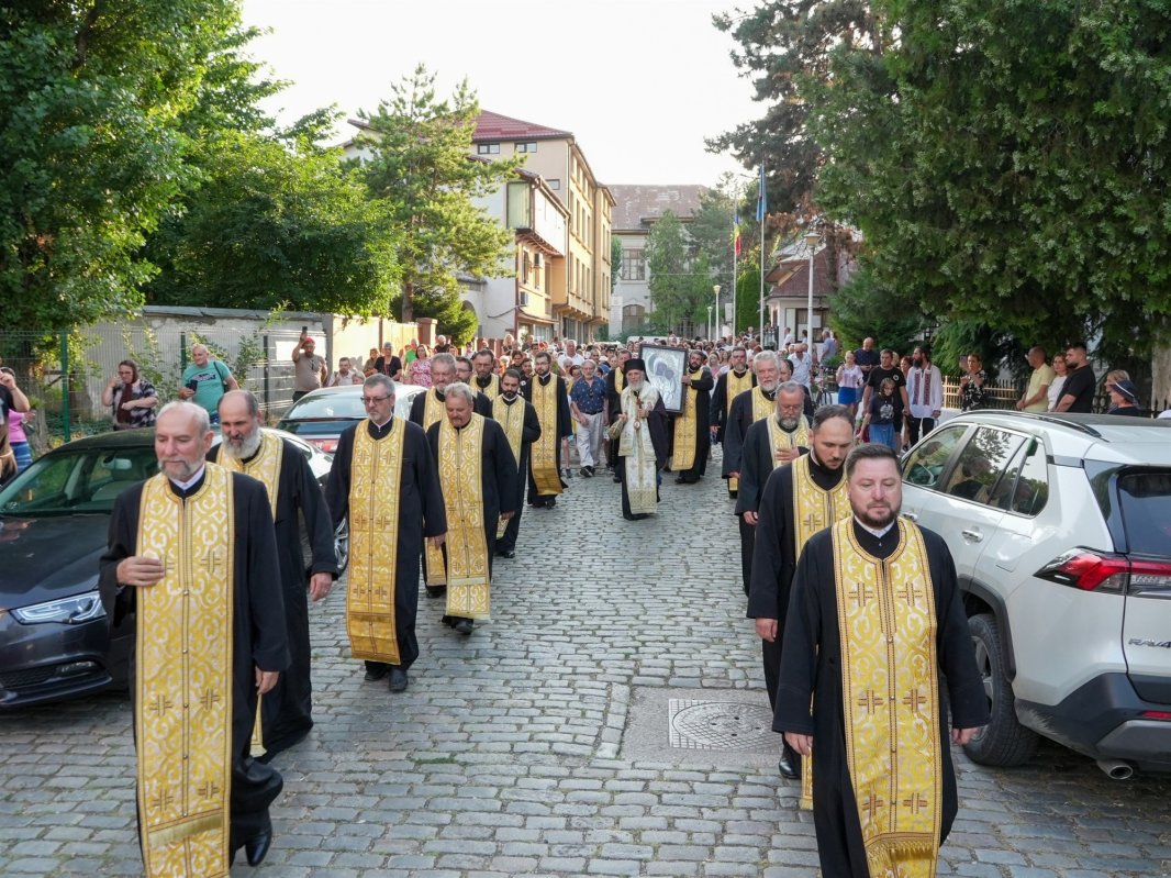 Procesiune cu icoana Maicii Domnului de la Mănăstirea Adam în municipiul Galaţi 370186