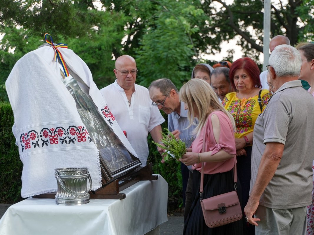 Procesiune cu icoana Maicii Domnului de la Mănăstirea Adam în municipiul Galaţi 370187