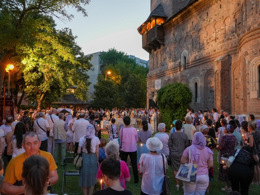 Procesiune cu icoana Maicii Domnului de la Mănăstirea Adam în municipiul Galaţi 370189