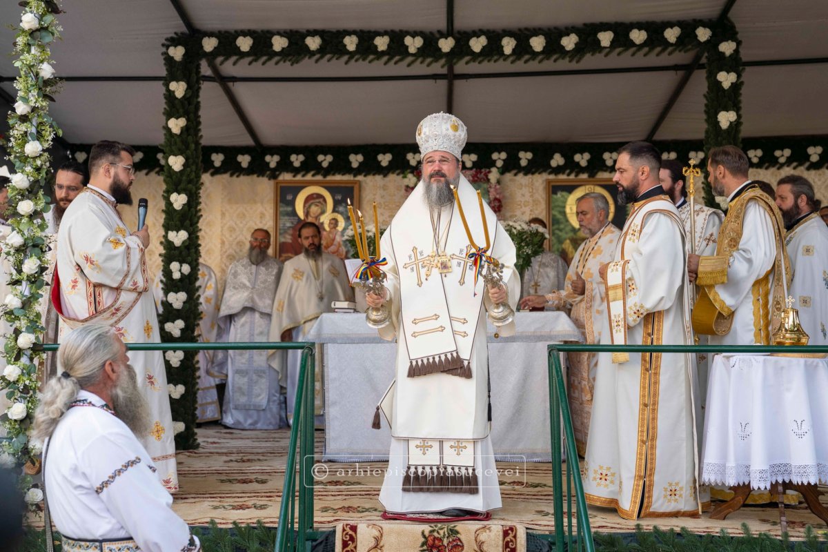 Liturghie arhierească la mănăstirea suceveană Slatina 370352