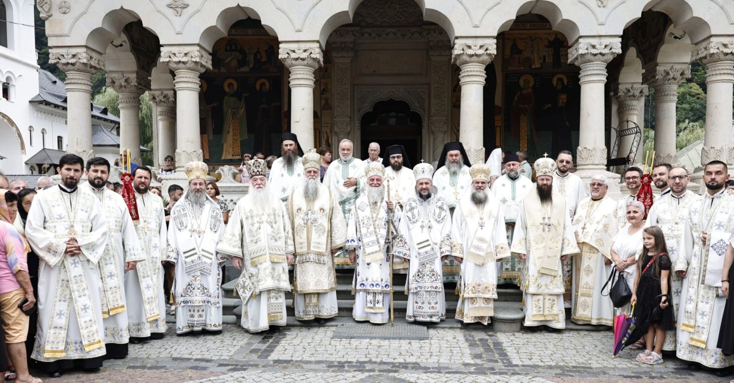 Mănăstirea Lainici, reper de slujire şi de comuniune 370315