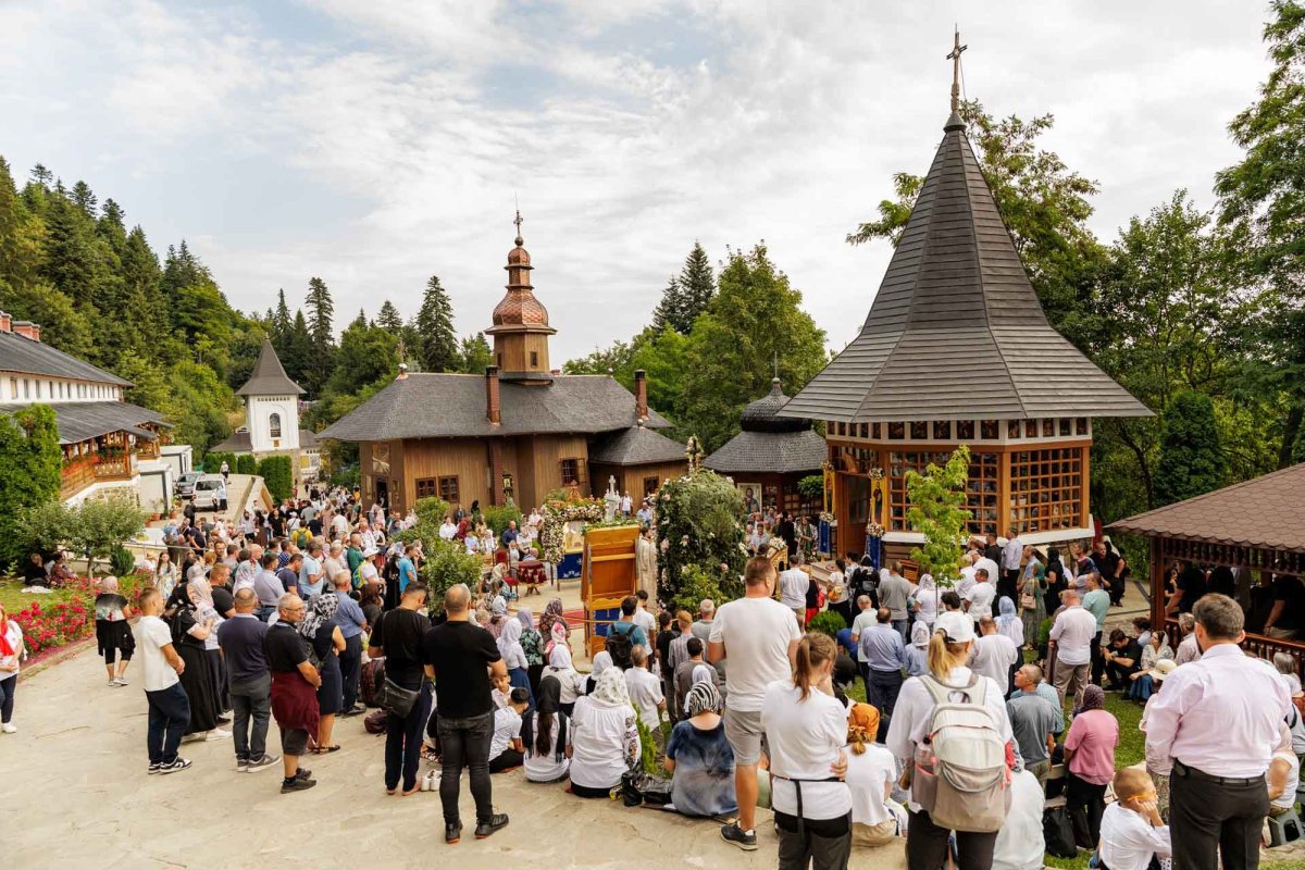 Prinos de laudă şi evlavie Sfintei Teodora de la Sihla la mănăstirea ei 370322