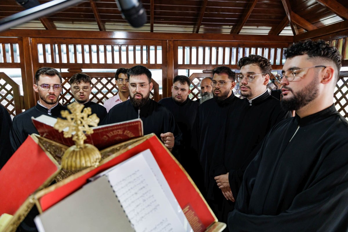 Prinos de laudă şi evlavie Sfintei Teodora de la Sihla la mănăstirea ei 370323