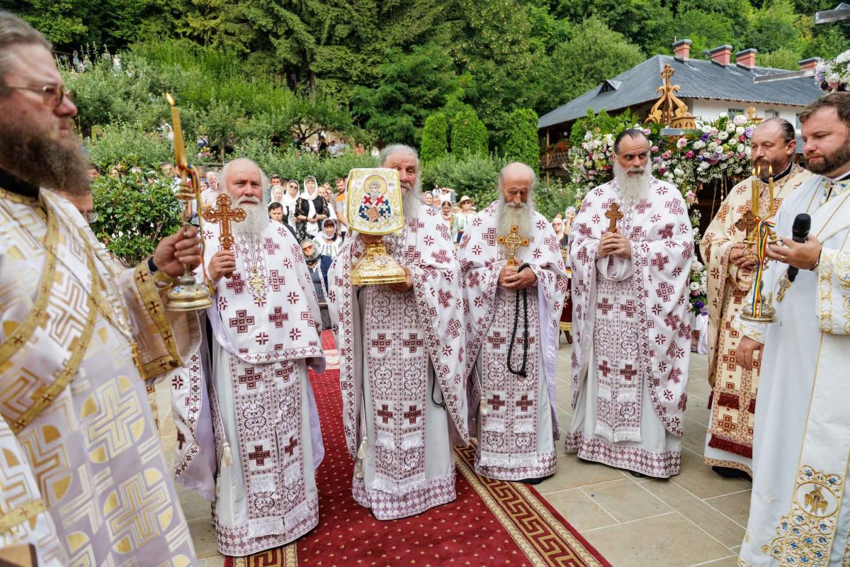 Prinos de laudă şi evlavie Sfintei Teodora de la Sihla la mănăstirea ei 370324