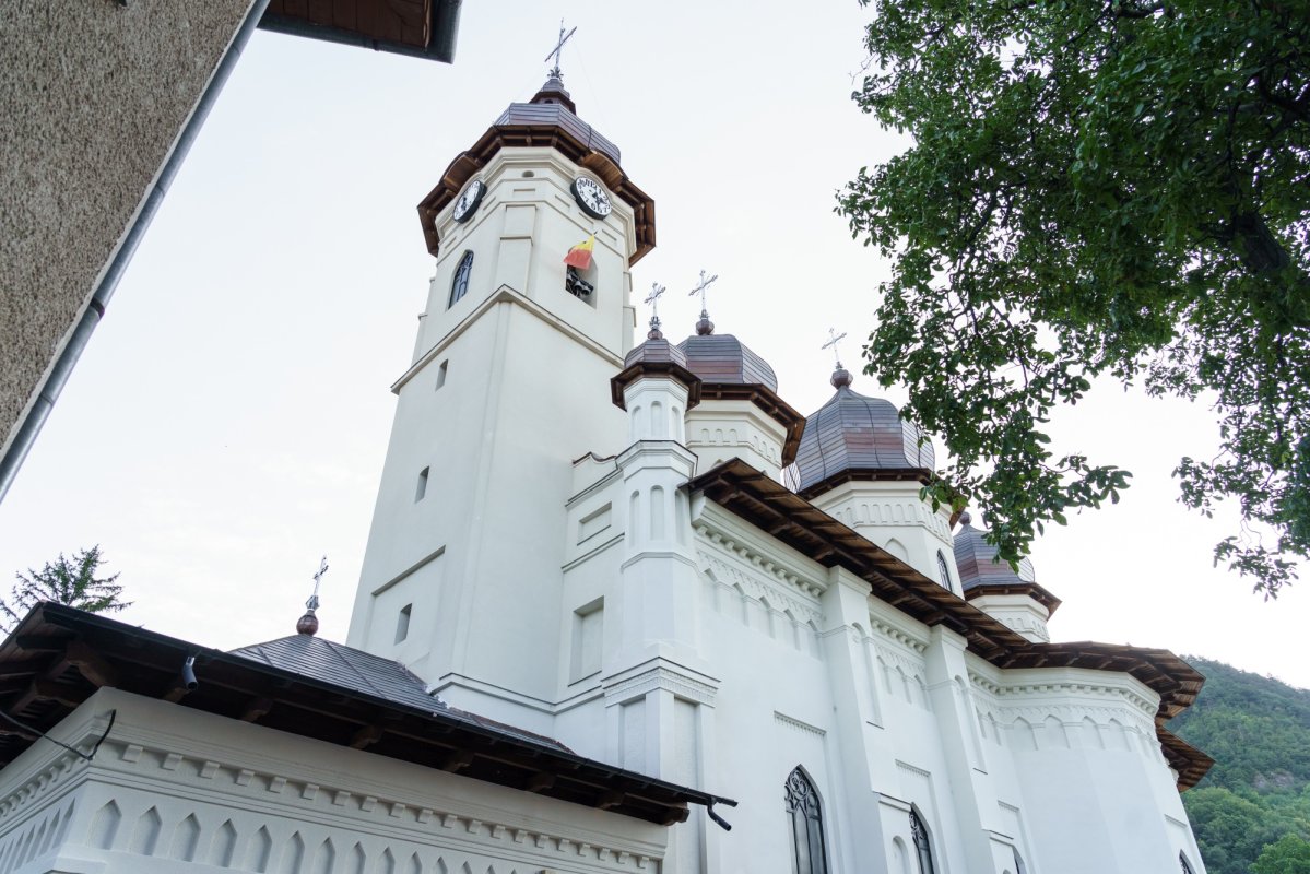 Biserica „Sfântul Ioan Botezătorul” din Piatra Neamț a fost îmbrăcată în veșmânt de har 370407