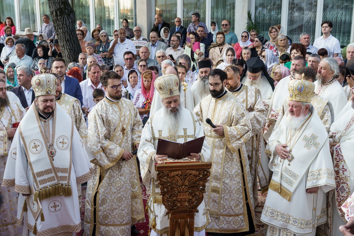 Biserica „Sfântul Ioan Botezătorul” din Piatra Neamț a fost îmbrăcată în veșmânt de har 370408