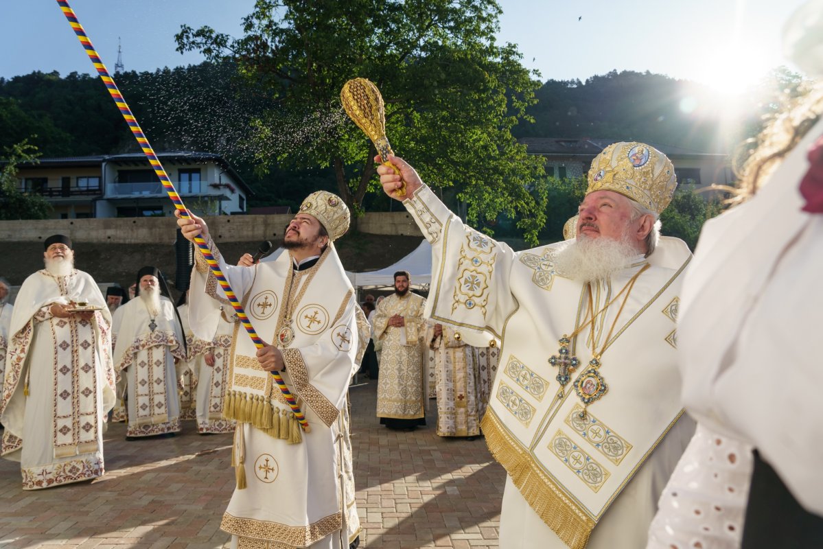 Biserica „Sfântul Ioan Botezătorul” din Piatra Neamț a fost îmbrăcată în veșmânt de har 370413