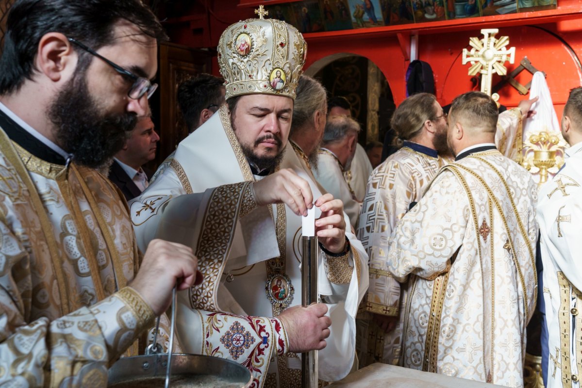 Biserica „Sfântul Ioan Botezătorul” din Piatra Neamț a fost îmbrăcată în veșmânt de har 370416