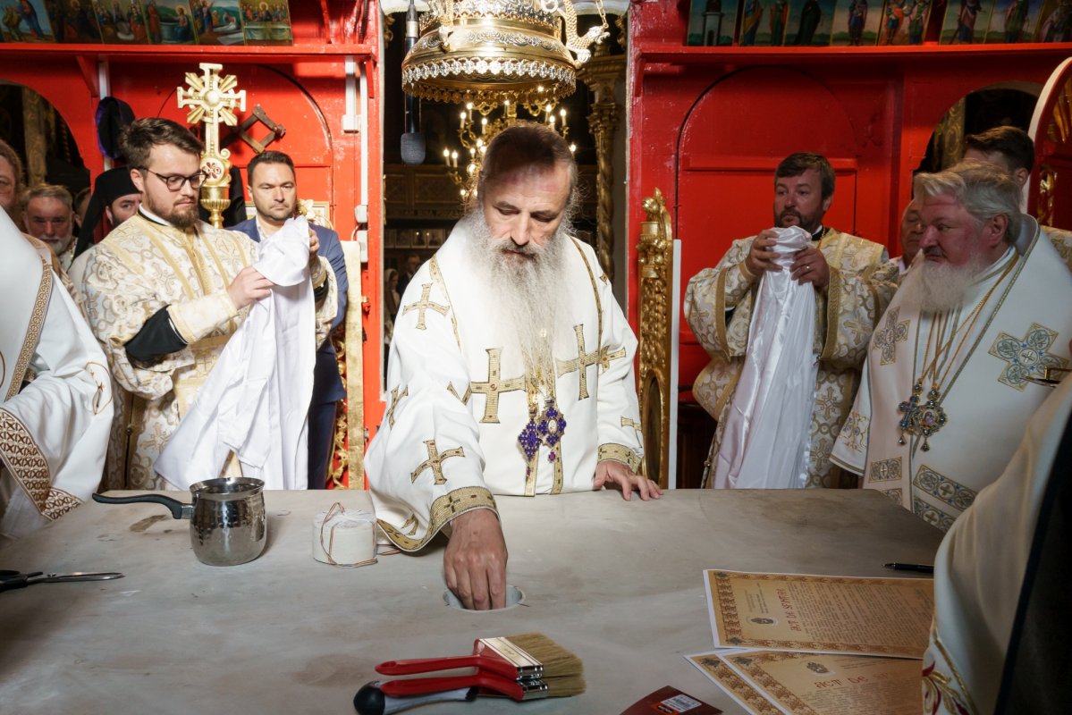 Biserica „Sfântul Ioan Botezătorul” din Piatra Neamț a fost îmbrăcată în veșmânt de har 370417