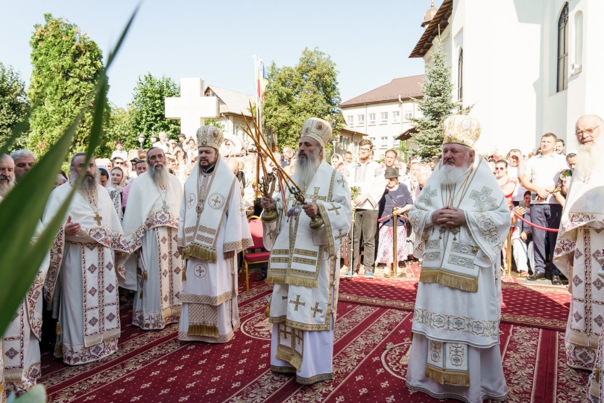 Biserica „Sfântul Ioan Botezătorul” din Piatra Neamț a fost îmbrăcată în veșmânt de har 370426